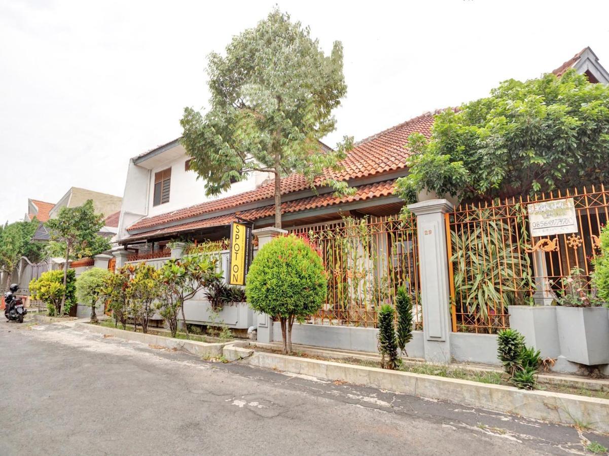 Oyo Life 90539 Taman Borobudur Guest House Syariah Blimbing  Kültér fotó