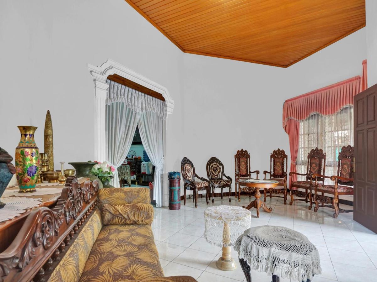 Oyo Life 90539 Taman Borobudur Guest House Syariah Blimbing  Kültér fotó