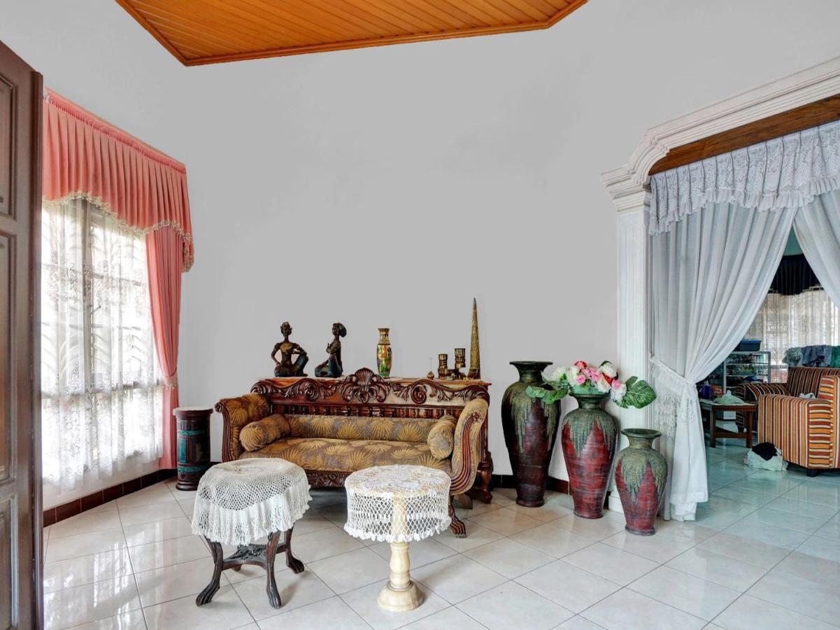 Oyo Life 90539 Taman Borobudur Guest House Syariah Blimbing  Kültér fotó